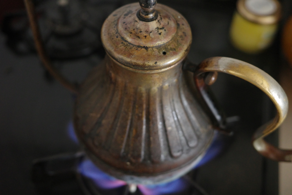 眠る前の白湯で整えるデトックス習慣｜体が軽くなるセルフケアレシピ