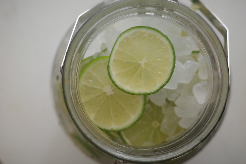 夏の喉越しリフレッシュ！ライムとハーブの爽やかソーダレシピ